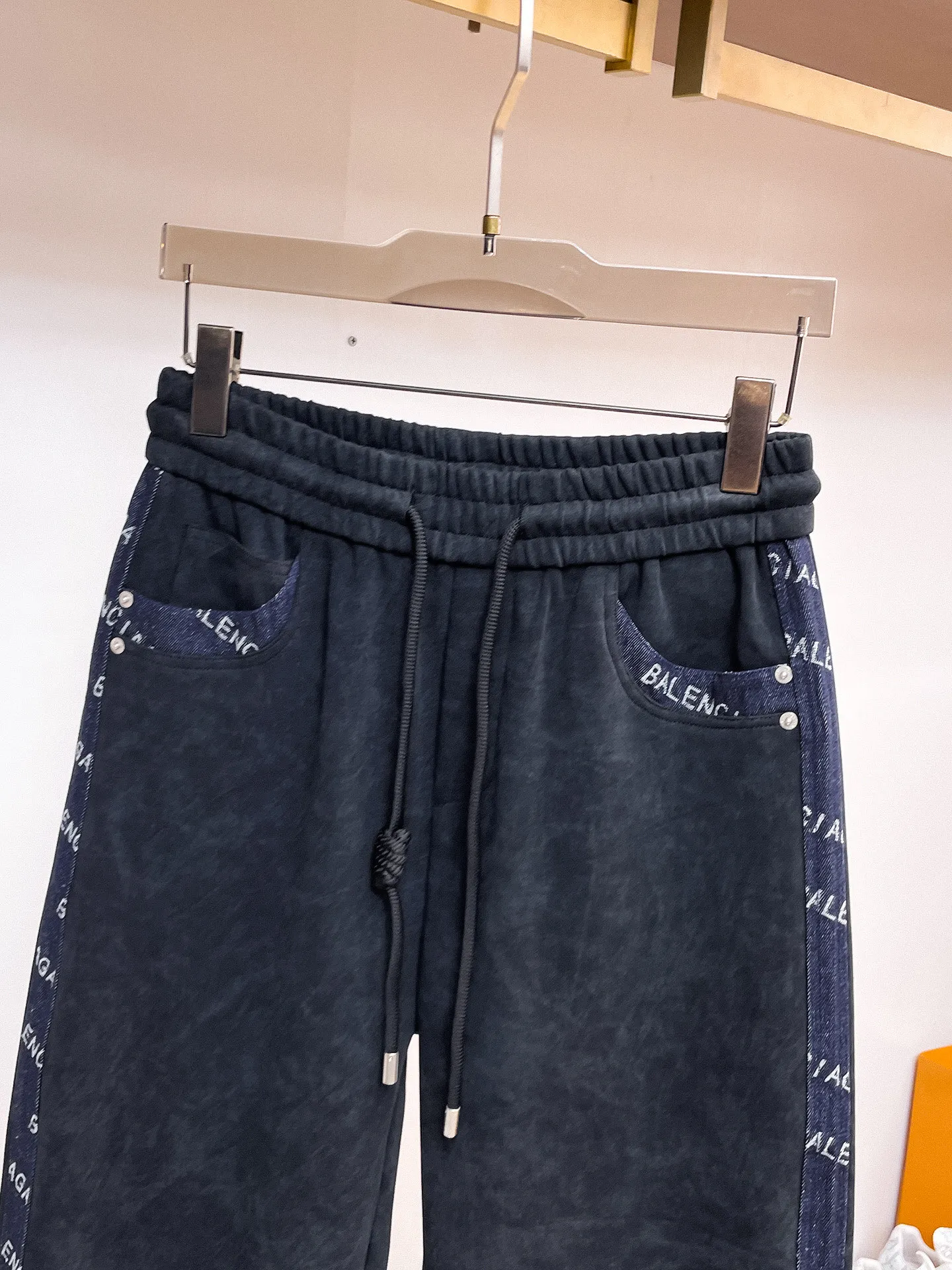 Balenciaga 🆕2026 Autumn and Winter New Arrival Casual Pants! The official website will be released simultaneously. Brand Classic LOGO casual pants, customized fabrics, excellent comfort and strong touch. Highly recognisable, perfect appearance and craftsmanship. Size:M-3XL